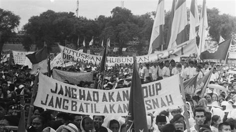 Tonggak lahirnya orde baru  Adapun faktor politik yang mendorong lahirnya Orde Baru adalah Presiden Soekarno menolak bertanggung jawab atas peristiwa G30S